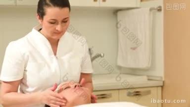 美容师在美容水疗中心提供面部按摩降神的多莉镜头